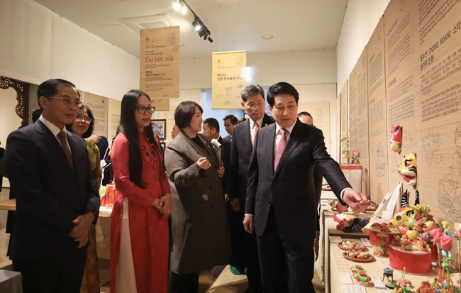 Khai trương không gian trưng bày nghệ thuật sắp đặt "Đồ chơi dân gian Việt: Sự kết nối" tại Busan, Hàn Quốc - Ảnh 1. Khai trương không gian trưng bày nghệ thuật sắp đặt "Đồ chơi dân gian Việt: Sự kết nối" tại Busan, Hàn Quốc - Ảnh 1.