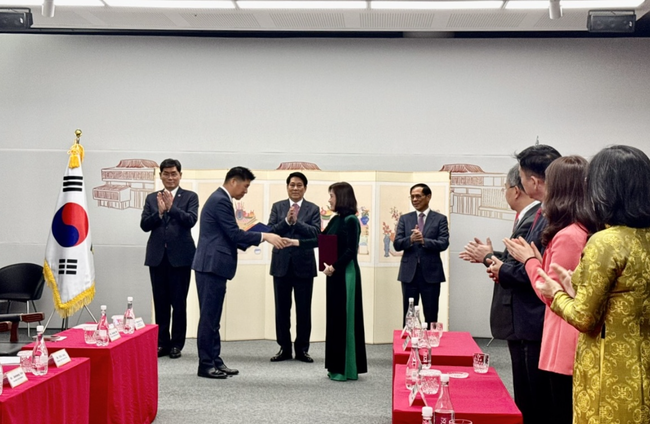 Khai trương không gian trưng bày nghệ thuật sắp đặt "Đồ chơi dân gian Việt: Sự kết nối" tại Busan, Hàn Quốc - Ảnh 2. Khai trương không gian trưng bày nghệ thuật sắp đặt "Đồ chơi dân gian Việt: Sự kết nối" tại Busan, Hàn Quốc - Ảnh 2.