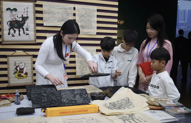 Khai trương không gian trưng bày nghệ thuật sắp đặt "Đồ chơi dân gian Việt: Sự kết nối" tại Busan, Hàn Quốc - Ảnh 3. Khai trương không gian trưng bày nghệ thuật sắp đặt "Đồ chơi dân gian Việt: Sự kết nối" tại Busan, Hàn Quốc - Ảnh 3.