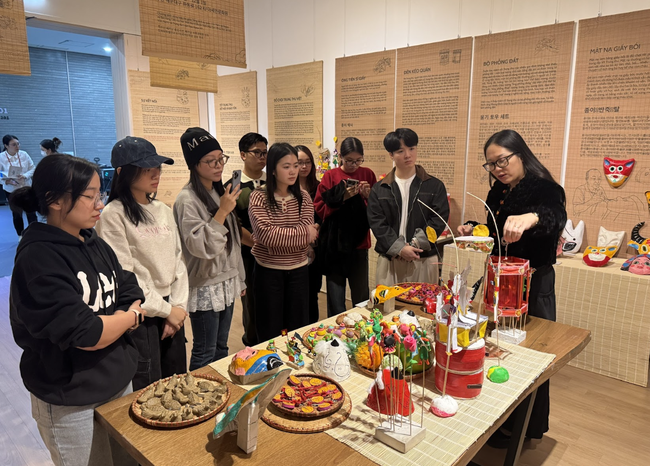 Khai trương không gian trưng bày nghệ thuật sắp đặt "Đồ chơi dân gian Việt: Sự kết nối" tại Busan, Hàn Quốc - Ảnh 4. Khai trương không gian trưng bày nghệ thuật sắp đặt "Đồ chơi dân gian Việt: Sự kết nối" tại Busan, Hàn Quốc - Ảnh 4.