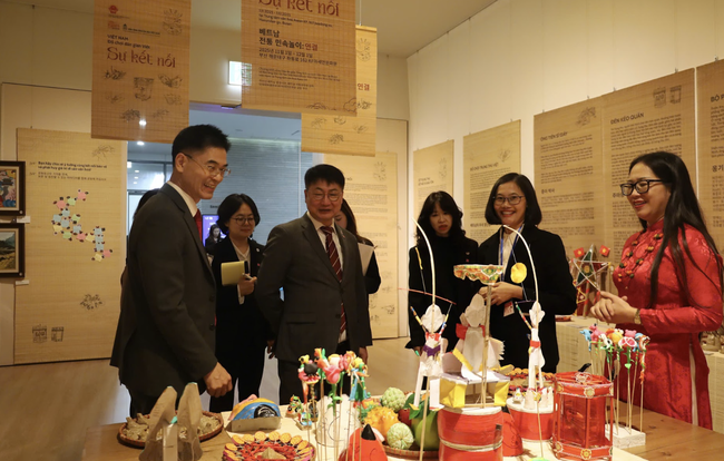 Khai trương không gian trưng bày nghệ thuật sắp đặt "Đồ chơi dân gian Việt: Sự kết nối" tại Busan, Hàn Quốc - Ảnh 5. Khai trương không gian trưng bày nghệ thuật sắp đặt "Đồ chơi dân gian Việt: Sự kết nối" tại Busan, Hàn Quốc - Ảnh 5.