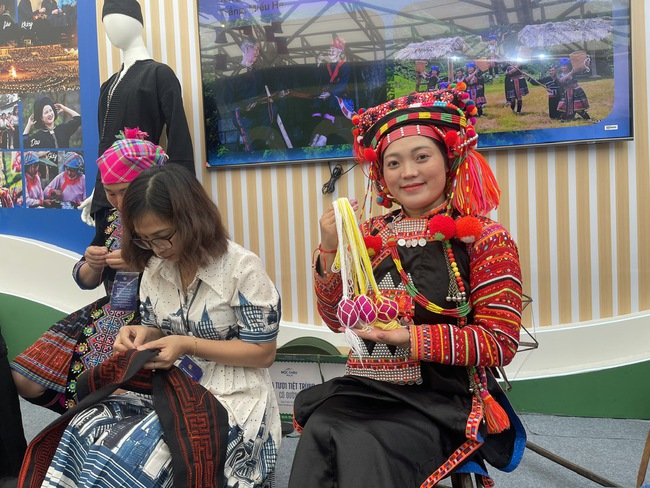 Tục nhuộm trứng - Nét đẹp văn hóa của người Hà Nhì Hoa  - Ảnh 1.