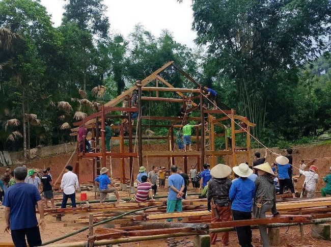 Chung tay dựng nhà sàn - Gìn giữ nét đẹp kiến trúc truyền thống đồng bào Tày  - Ảnh 1.