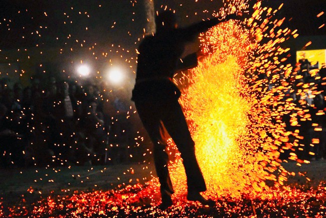Lễ Nhảy lửa - Nét sinh hoạt văn hóa tinh thần độc đáo mang bản sắc văn hóa đồng bào dân tộc Dao đỏ - Ảnh 3.