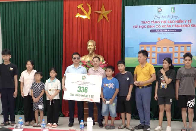 Hà Nội: Phát động chương trình tặng thẻ Bảo hiểm y tế cho người có hoàn cảnh khó khăn - Ảnh 1.