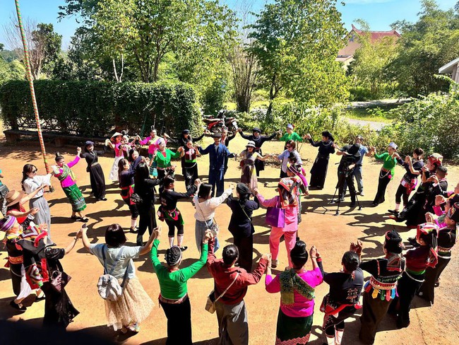 Trưng bày 250 tác phẩm nhiếp ảnh tại Triển lãm ảnh "Sắc màu các dân tộc Việt Nam"  - Ảnh 1.