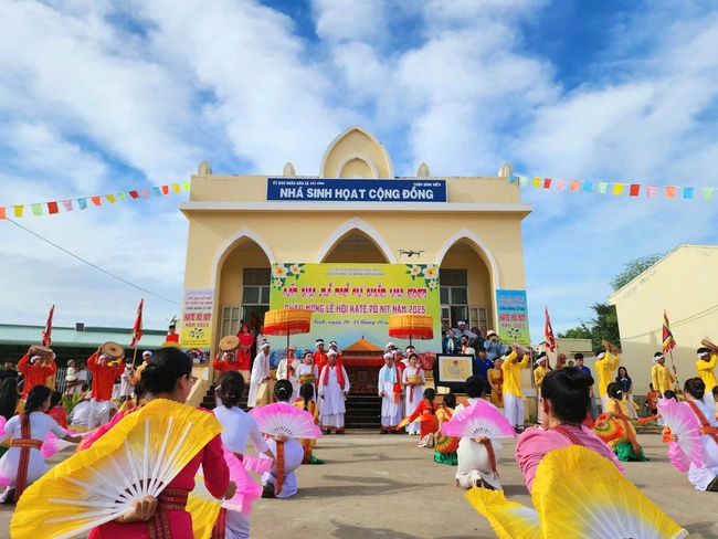 Lễ hội Katê 2025 - Khẳng định sức sống bền vững của văn hóa Chăm - Ảnh 2. Lễ hội Katê 2025 - Khẳng định sức sống bền vững của văn hóa Chăm - Ảnh 2.