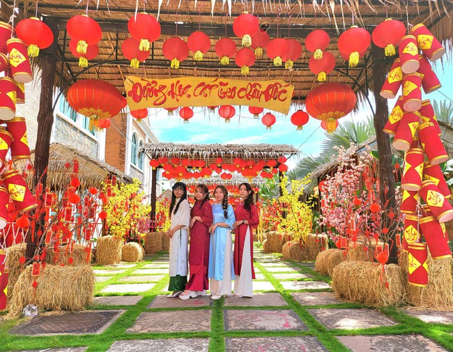 Lễ hội Vía Bà Chúa Xứ núi Sam: Thu hút du khách đến với lễ hội truyền thống - Ảnh 3.