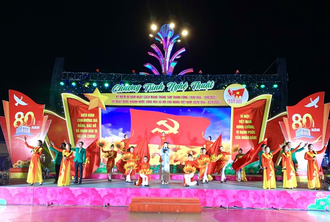 Quảng bá hình ảnh Đồng Tháp qua Liên hoan Nghệ thuật quần chúng Khu dân cư toàn quốc năm 2025 - Ảnh 1. Quảng bá hình ảnh Đồng Tháp qua Liên hoan Nghệ thuật quần chúng Khu dân cư toàn quốc năm 2025 - Ảnh 1.