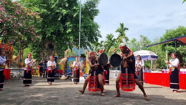 Quảng Ngãi: Bảo tồn, phát huy giá trị dân ca, dân vũ, dân nhạc của các dân tộc thiểu số gắn với phát triển du lịch - Ảnh 2.
