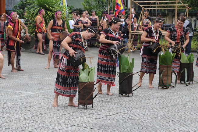 Hướng đi mới cho lễ hội Mừng lúa mới của đồng bào Cơ Tu - Ảnh 2. Hướng đi mới cho lễ hội Mừng lúa mới của đồng bào Cơ Tu - Ảnh 2.