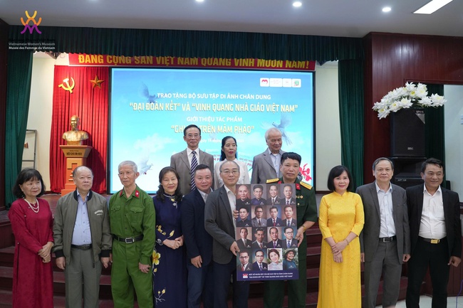 Trao tặng di ảnh chân dung &quot;Đại đoàn kết&quot; và &quot;Vinh quang nhà giáo Việt Nam&quot; - Ảnh 1.