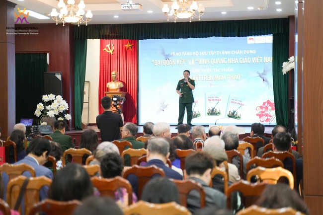 Trao tặng di ảnh chân dung &quot;Đại đoàn kết&quot; và &quot;Vinh quang nhà giáo Việt Nam&quot; - Ảnh 4.