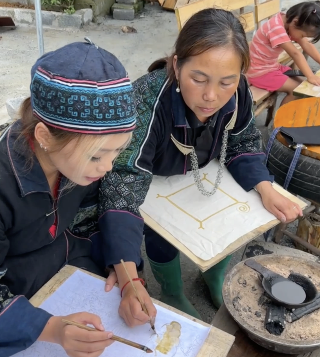 Trải nghiệm di sản văn hóa phi vật thể tại Sa Pa - Vẽ sáp ong - Ảnh 1. Trải nghiệm di sản văn hóa phi vật thể tại Sa Pa - Vẽ sáp ong - Ảnh 1.