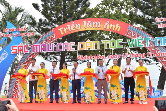 Tôn vinh bản sắc 54 dân tộc tại Triển lãm ảnh “Sắc màu các dân tộc Việt Nam” - Ảnh 2. Tôn vinh bản sắc 54 dân tộc tại Triển lãm ảnh “Sắc màu các dân tộc Việt Nam” - Ảnh 2.