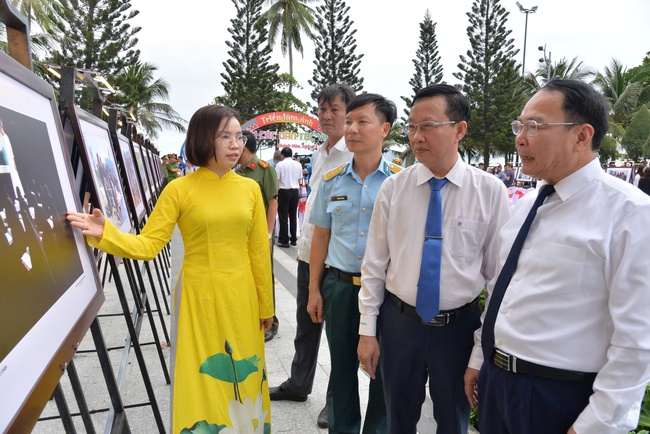 Tôn vinh bản sắc 54 dân tộc tại Triển lãm ảnh “Sắc màu các dân tộc Việt Nam” - Ảnh 4. Tôn vinh bản sắc 54 dân tộc tại Triển lãm ảnh “Sắc màu các dân tộc Việt Nam” - Ảnh 4.