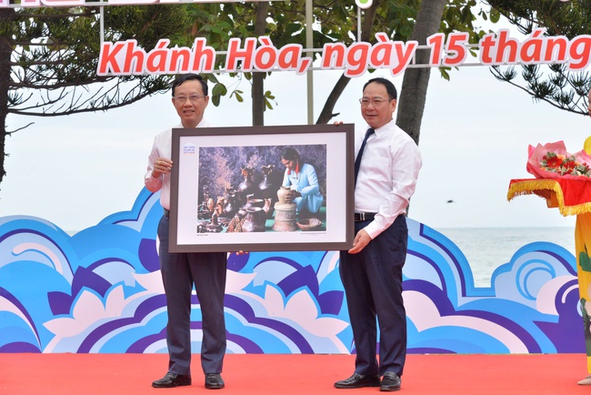 Tôn vinh bản sắc 54 dân tộc tại Triển lãm ảnh “Sắc màu các dân tộc Việt Nam” - Ảnh 3. Tôn vinh bản sắc 54 dân tộc tại Triển lãm ảnh “Sắc màu các dân tộc Việt Nam” - Ảnh 3.