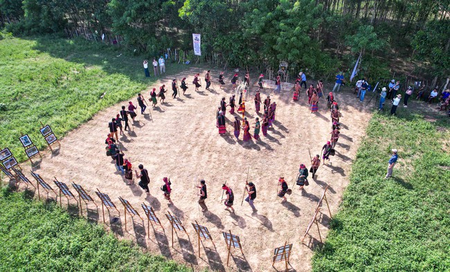 Tăng cường tuyên truyền chủ trương, chính sách của Đảng và Nhà nước về giảm nghèo: Giải pháp then chốt để thực hiện mục tiêu phát triển bao trùm - Ảnh 1. Tăng cường tuyên truyền chủ trương, chính sách của Đảng và Nhà nước về giảm nghèo: Giải pháp then chốt để thực hiện mục tiêu phát triển bao trùm - Ảnh 1.