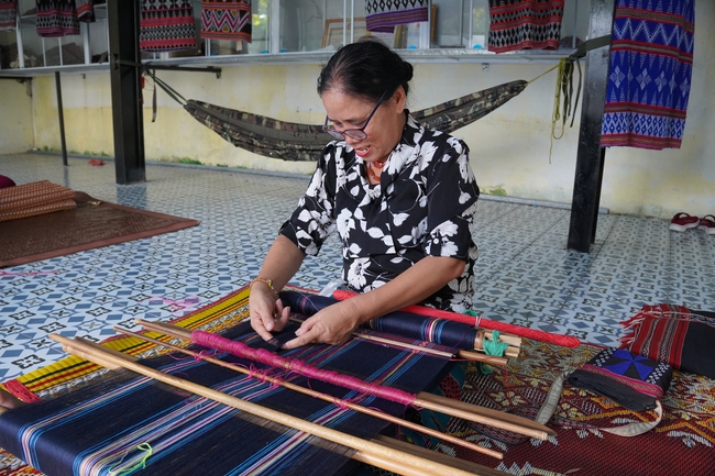 Hồi sinh nghề dệt, mở hướng phát triển kinh tế từ Dèng - Ảnh 1.