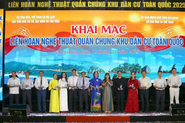 Khai mạc Liên hoan nghệ thuật quần chúng Khu dân cư toàn quốc năm 2025 - Ảnh 1. Khai mạc Liên hoan nghệ thuật quần chúng Khu dân cư toàn quốc năm 2025 - Ảnh 1.