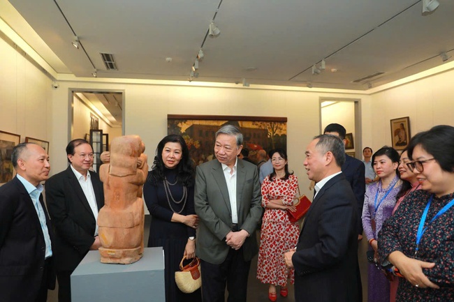 Tổng Bí thư Tô Lâm cùng Phu nhân thăm Bảo tàng Mỹ thuật Việt Nam - Ảnh 3. Tổng Bí thư Tô Lâm cùng Phu nhân thăm Bảo tàng Mỹ thuật Việt Nam - Ảnh 3.