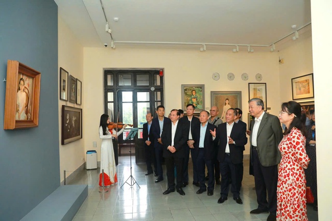 Tổng Bí thư Tô Lâm cùng Phu nhân thăm Bảo tàng Mỹ thuật Việt Nam - Ảnh 7. Tổng Bí thư Tô Lâm cùng Phu nhân thăm Bảo tàng Mỹ thuật Việt Nam - Ảnh 7.