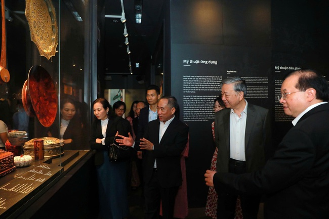 Tổng Bí thư Tô Lâm cùng Phu nhân thăm Bảo tàng Mỹ thuật Việt Nam - Ảnh 8. Tổng Bí thư Tô Lâm cùng Phu nhân thăm Bảo tàng Mỹ thuật Việt Nam - Ảnh 8.