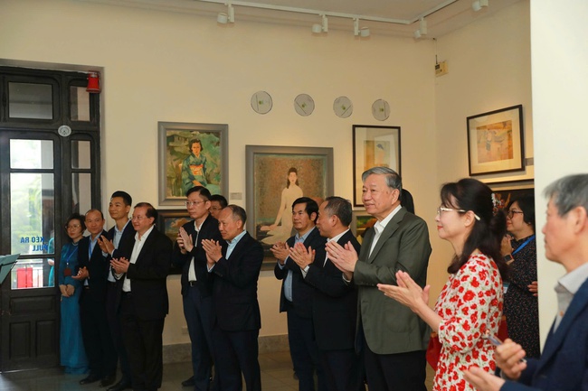 Tổng Bí thư Tô Lâm cùng Phu nhân thăm Bảo tàng Mỹ thuật Việt Nam - Ảnh 9. Tổng Bí thư Tô Lâm cùng Phu nhân thăm Bảo tàng Mỹ thuật Việt Nam - Ảnh 9.