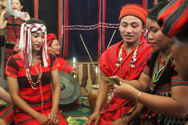 Nét đẹp trong lễ cưới truyền thống của dân tộc Pa Cô - Ảnh 2. Nét đẹp trong lễ cưới truyền thống của dân tộc Pa Cô - Ảnh 2.