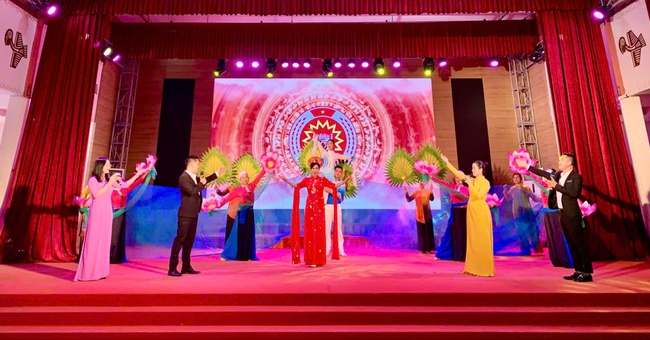 Phú Thọ lan tỏa bản sắc và tinh thần đoàn kết tại Liên hoan nghệ thuật quần chúng Khu dân cư - Ảnh 1. Phú Thọ lan tỏa bản sắc và tinh thần đoàn kết tại Liên hoan nghệ thuật quần chúng Khu dân cư - Ảnh 1.