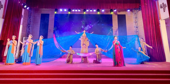 Phú Thọ lan tỏa bản sắc và tinh thần đoàn kết tại Liên hoan nghệ thuật quần chúng Khu dân cư - Ảnh 2. Phú Thọ lan tỏa bản sắc và tinh thần đoàn kết tại Liên hoan nghệ thuật quần chúng Khu dân cư - Ảnh 2.