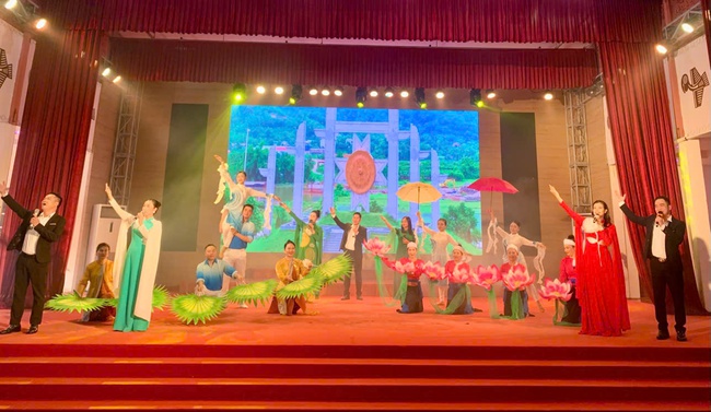 Phú Thọ lan tỏa bản sắc và tinh thần đoàn kết tại Liên hoan nghệ thuật quần chúng Khu dân cư - Ảnh 3. Phú Thọ lan tỏa bản sắc và tinh thần đoàn kết tại Liên hoan nghệ thuật quần chúng Khu dân cư - Ảnh 3.