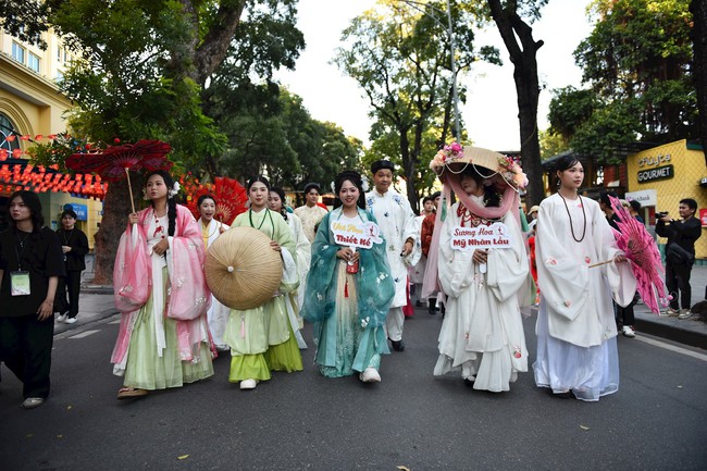 Lễ hội Áo dài Thành phố Hồ Chí Minh lần thứ 12 với chủ đề "Sợi tơ vàng son - Dệt nên khát vọng" - Ảnh 1.