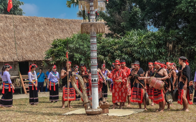 Quảng Ngãi: Đẩy mạnh bảo tồn nghề truyền thống, trang phục và các loại hình diễn xướng dân gian của các dân tộc thiểu số - Ảnh 1. Quảng Ngãi: Đẩy mạnh bảo tồn nghề truyền thống, trang phục và các loại hình diễn xướng dân gian của các dân tộc thiểu số - Ảnh 1.