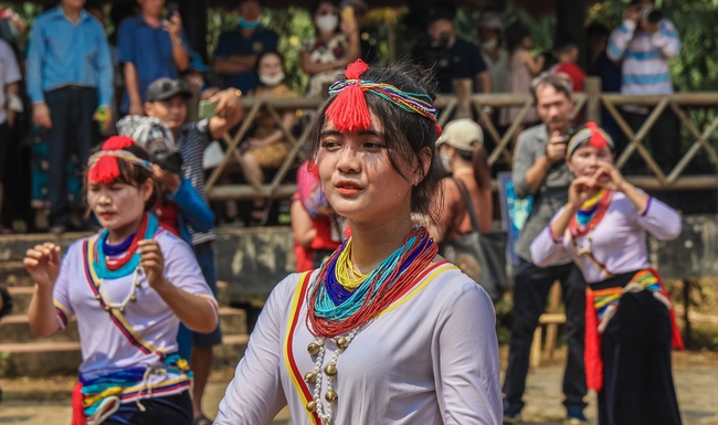 Quảng Ngãi: Đẩy mạnh bảo tồn nghề truyền thống, trang phục và các loại hình diễn xướng dân gian của các dân tộc thiểu số - Ảnh 2. Quảng Ngãi: Đẩy mạnh bảo tồn nghề truyền thống, trang phục và các loại hình diễn xướng dân gian của các dân tộc thiểu số - Ảnh 2.