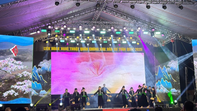 Đa dạng bản sắc văn hóa tại Liên hoan Nghệ thuật quần chúng Khu dân cư toàn quốc - Ảnh 2. Đa dạng bản sắc văn hóa tại Liên hoan Nghệ thuật quần chúng Khu dân cư toàn quốc - Ảnh 2.