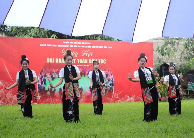 Rực rỡ sắc màu văn hóa trong chương trình giao lưu &quot;Ngày hội đại đoàn kết các dân tộc&quot; - Ảnh 2.