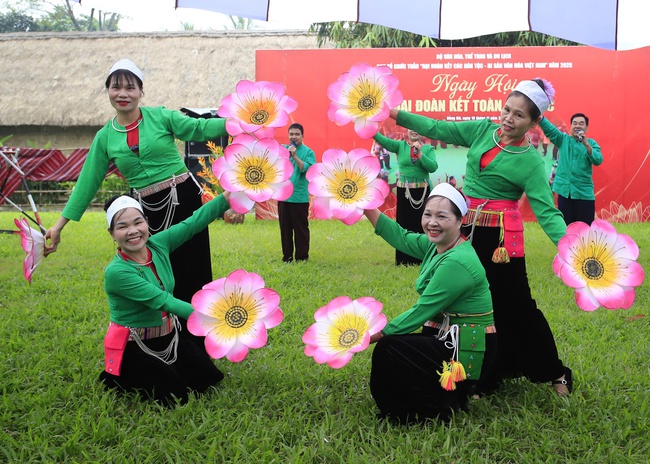 Rực rỡ sắc màu văn hóa trong chương trình giao lưu &quot;Ngày hội đại đoàn kết các dân tộc&quot; - Ảnh 1.