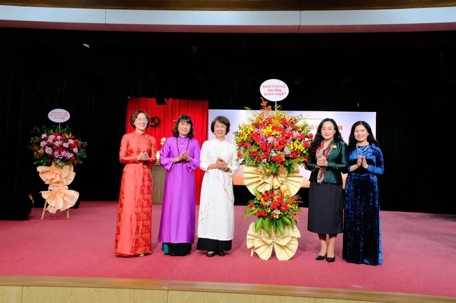 Viện Văn hóa, Nghệ thuật, Thể thao và Du lịch Việt Nam trao bằng cho 13 tân Tiến sĩ - Ảnh 3.