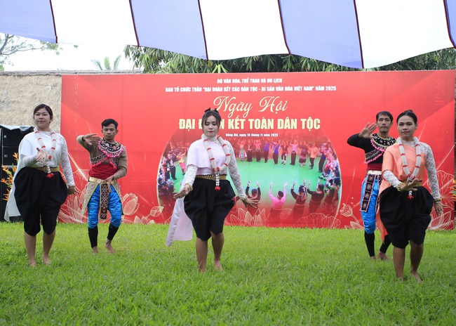 Rực rỡ sắc màu văn hóa trong chương trình giao lưu &quot;Ngày hội đại đoàn kết các dân tộc&quot; - Ảnh 4.