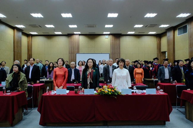 Viện Văn hóa, Nghệ thuật, Thể thao và Du lịch Việt Nam trao bằng cho 13 tân Tiến sĩ - Ảnh 1.