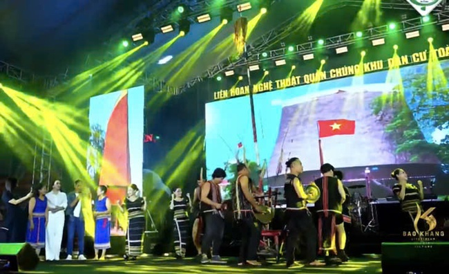 Quảng Ngãi: Kết vòng tay lớn, giữ hồn dân tộc - Ảnh 1. Quảng Ngãi: Kết vòng tay lớn, giữ hồn dân tộc - Ảnh 1.