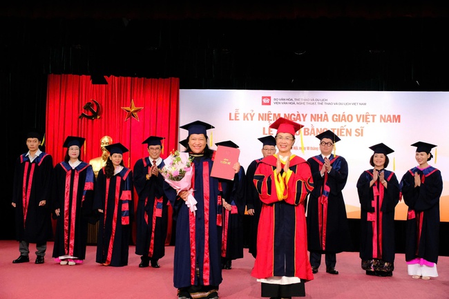 Viện Văn hóa, Nghệ thuật, Thể thao và Du lịch Việt Nam trao bằng cho 13 tân Tiến sĩ - Ảnh 4.