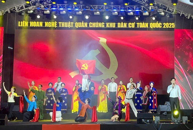 Sắc màu văn hóa Quảng Ninh tại Liên hoan Nghệ thuật quần chúng Khu dân cư toàn quốc 2025 - Ảnh 1. Sắc màu văn hóa Quảng Ninh tại Liên hoan Nghệ thuật quần chúng Khu dân cư toàn quốc 2025 - Ảnh 1.