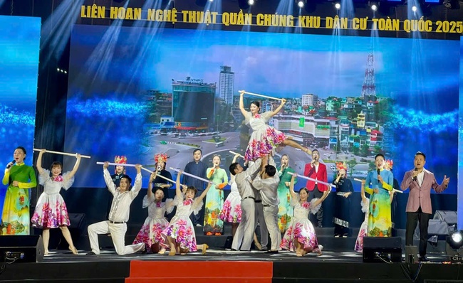 Sắc màu văn hóa Quảng Ninh tại Liên hoan Nghệ thuật quần chúng Khu dân cư toàn quốc 2025 - Ảnh 2. Sắc màu văn hóa Quảng Ninh tại Liên hoan Nghệ thuật quần chúng Khu dân cư toàn quốc 2025 - Ảnh 2.