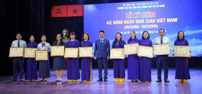 Thứ trưởng Bộ VHTTDL Trịnh Thị Thủy dự Kỷ niệm 43 năm Ngày Nhà giáo Việt Nam tại Trường ĐH Văn hóa TP.HCM - Ảnh 4. Thứ trưởng Bộ VHTTDL Trịnh Thị Thủy dự Kỷ niệm 43 năm Ngày Nhà giáo Việt Nam tại Trường ĐH Văn hóa TP.HCM - Ảnh 4.