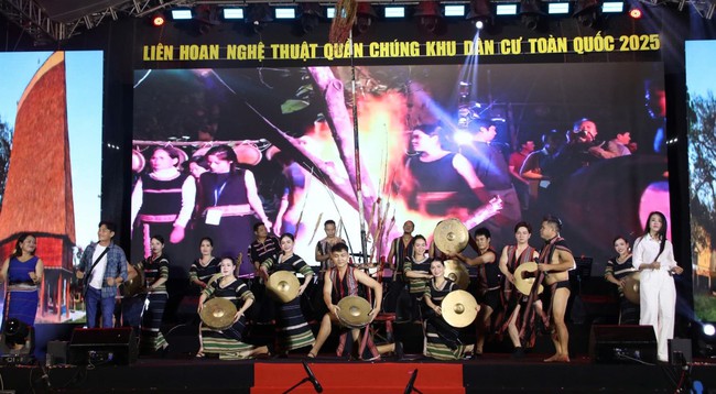 Bồi đắp sức sống văn hóa cơ sở từ Liên hoan nghệ thuật quần chúng khu dân cư toàn quốc năm 2025 - Ảnh 2.