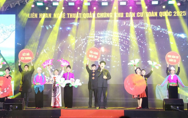 Không gian nghệ thuật giàu sắc màu Liên hoan nghệ thuật quần chúng khu dân cư toàn quốc năm 2025 - Ảnh 1.