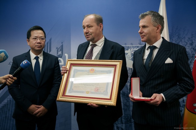 Truy tặng Huân chương Hữu nghị cho cố kiến trúc sư Kazimierz Kwiatkowski - Ảnh 1. Truy tặng Huân chương Hữu nghị cho cố kiến trúc sư Kazimierz Kwiatkowski - Ảnh 1.