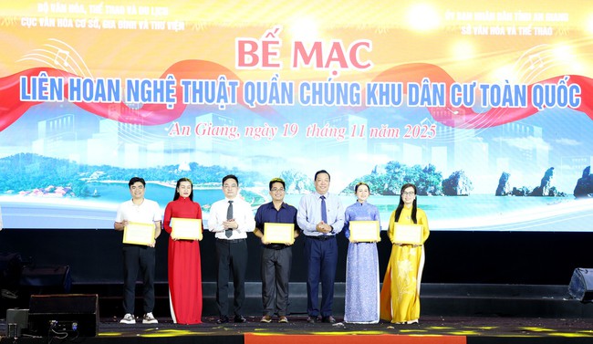 Trao giải cho các đoàn tham gia Liên hoan Nghệ thuật Quần chúng Khu dân cư toàn quốc 2025  - Ảnh 1.